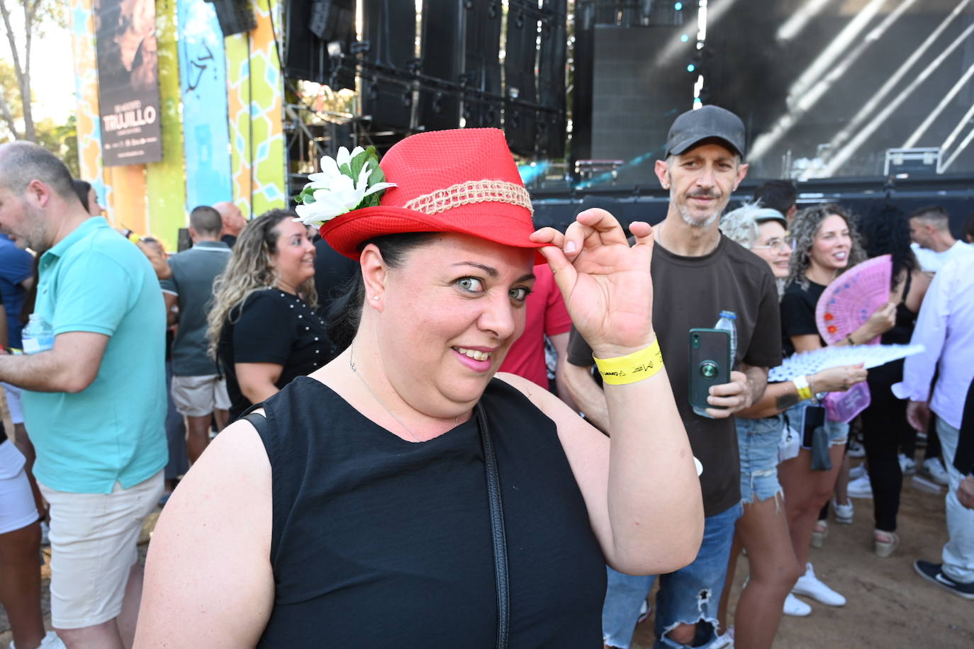 El ambiente previo al concierto de El Barrio en la Alcazaba de Badajoz, en imágenes