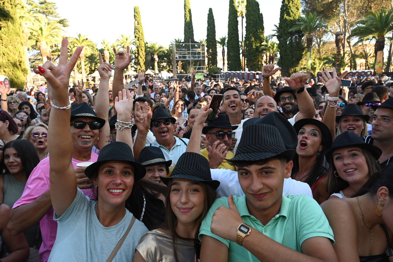 El ambiente previo al concierto de El Barrio en la Alcazaba de Badajoz, en imágenes