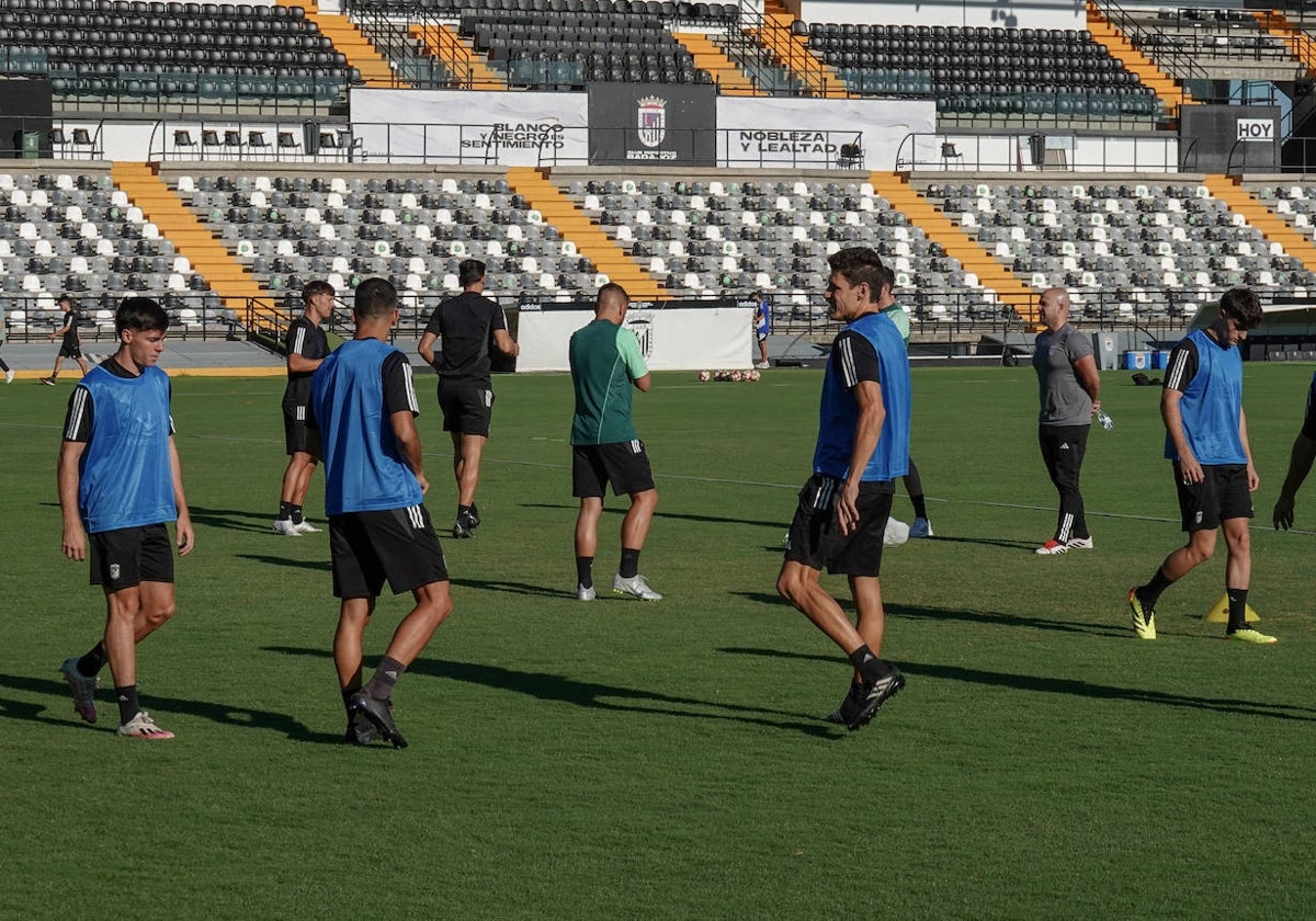 Los jugadores del Badajoz durante la primera sesión de entrenamientos en el Nuevo Vivero.