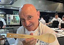 Toño Pérez enseña cuchara conmemorativa en un proyecto solidario.