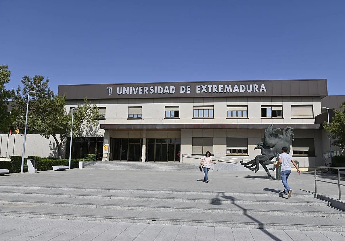 Los profesores denuncian a la UEx por incumplir los plazos de negociación del convenio colectivo