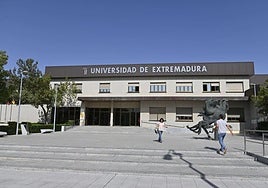 Los profesores denuncian a la UEx por incumplir los plazos de negociación del convenio colectivo