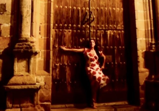 Rossy de Palma, ante la fachada de la iglesia de San Mateo.