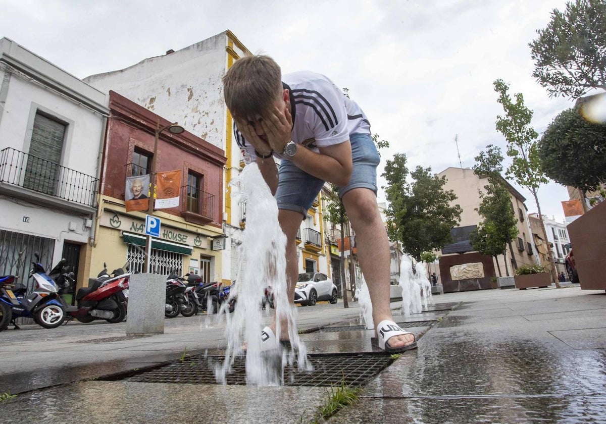 Un adolescente se refresca en Mérida la pasada semana.