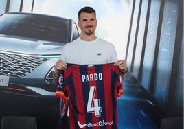 Pardo, con la nueva camiseta del Extremadura en su presentación como jugador.