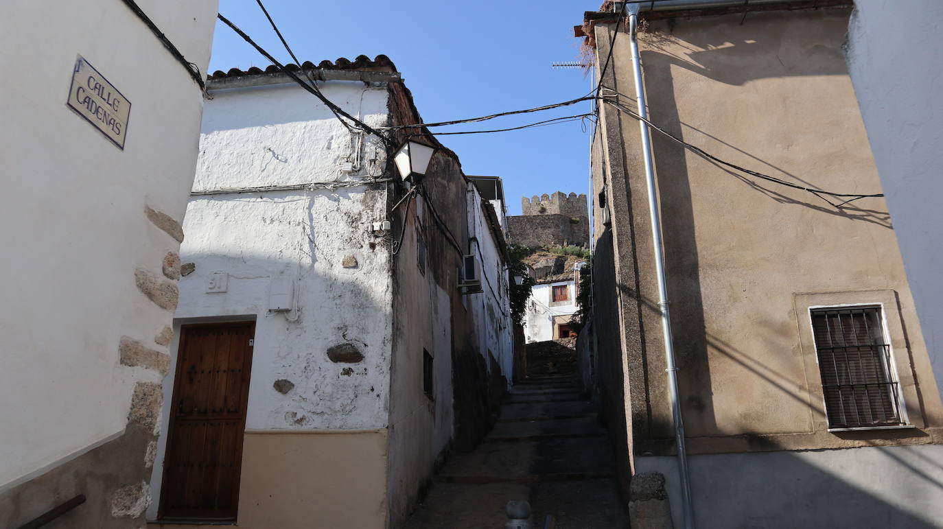 Calle de Alburquerque con vistas al castillo