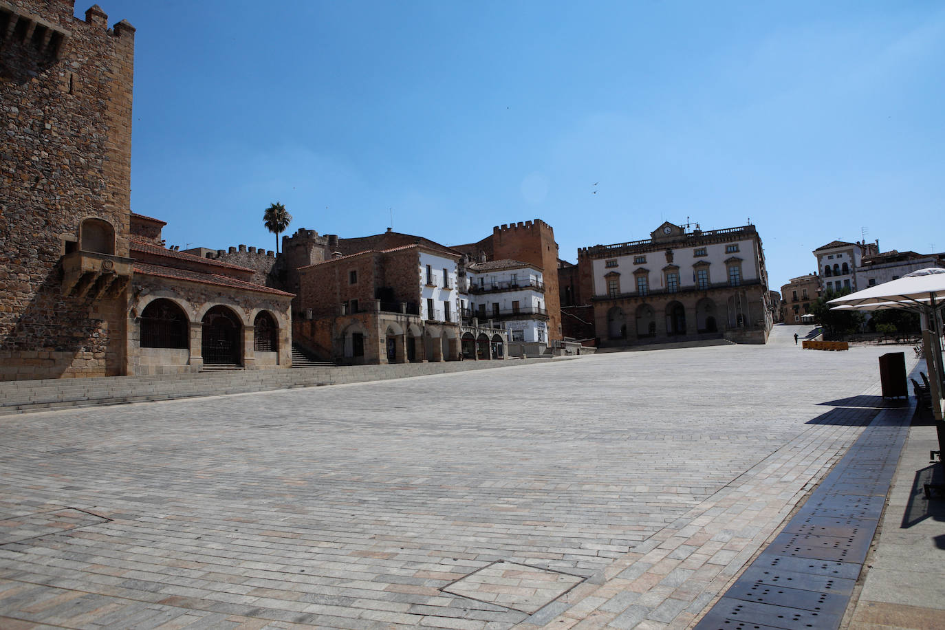 Calles vacías en Cáceres en la tarde de este martes.