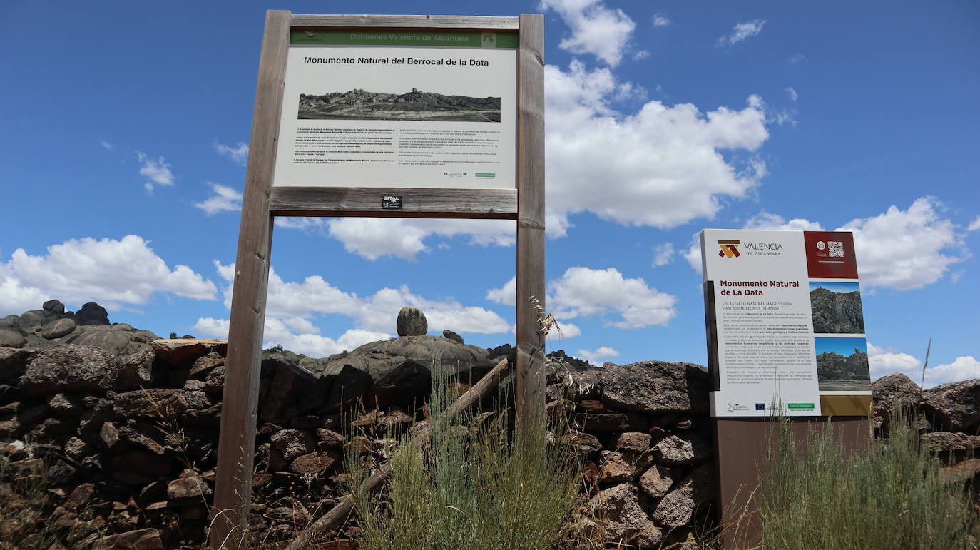 Cartel con información sobre el Monumento Natural del Berrocal de la Data