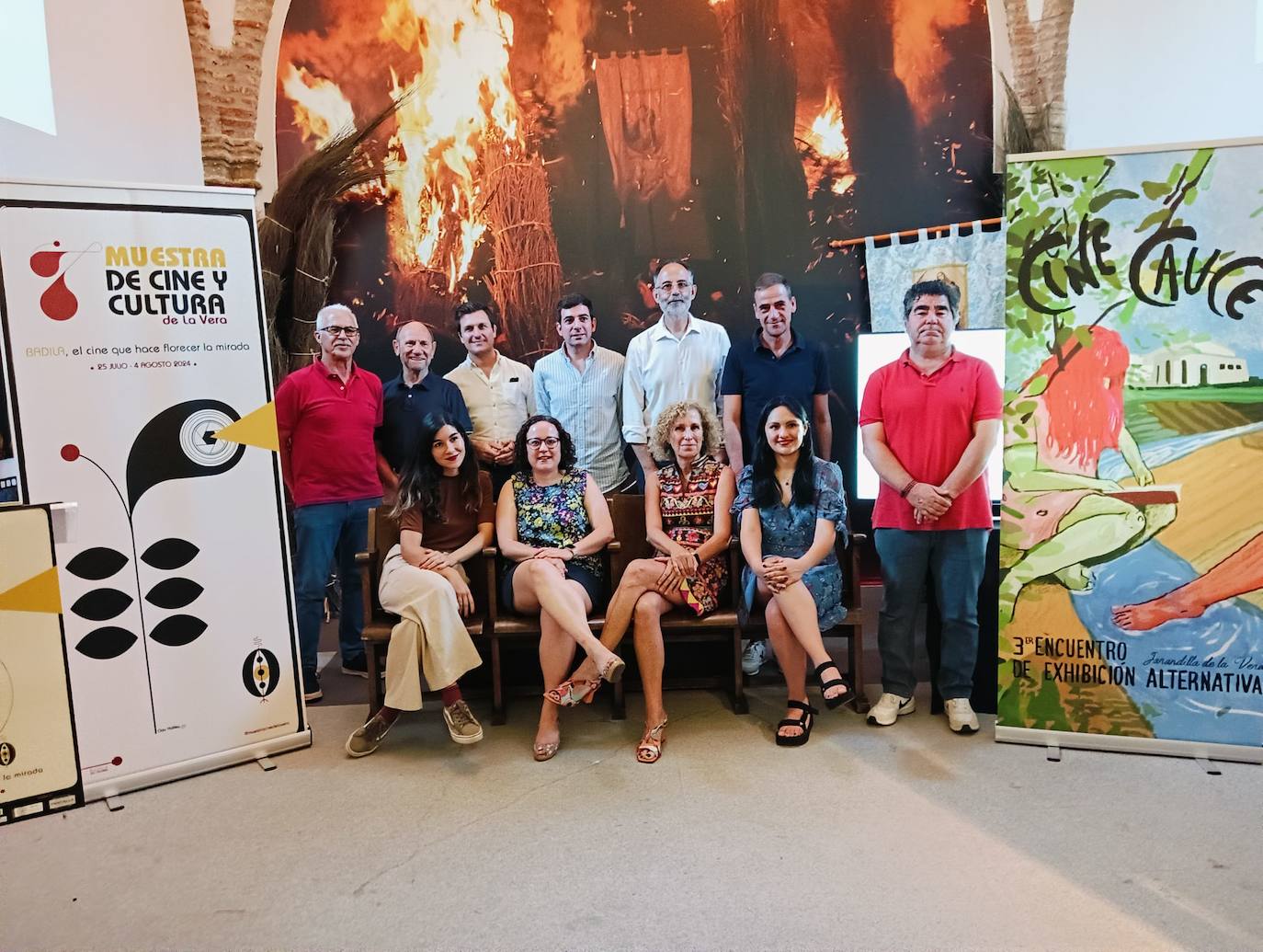 Representantes de diferentes indtituciones en la presentación de la 7ª Muestra de Cine y Cultura de La Vera