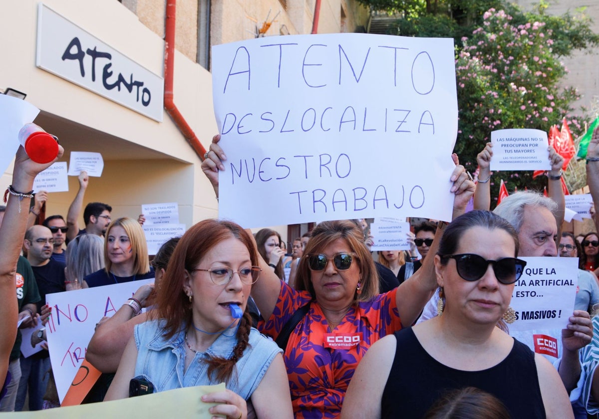 Trabajadoras de Atento en una reciente manifestación ante su sede cacereña.