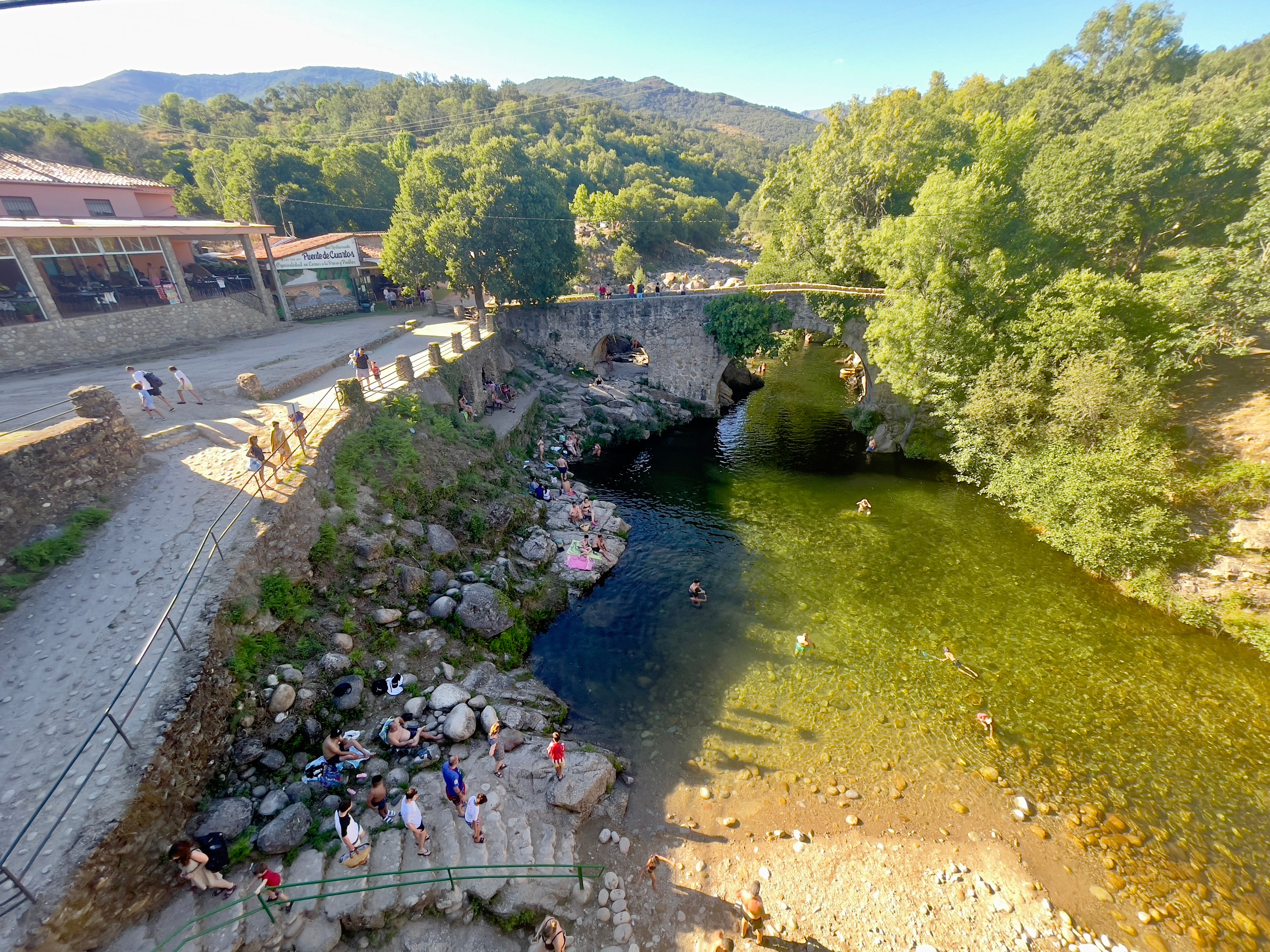 En la carretera principal. La zona de baños está al pie de la carretera EX-203, que atraviesa la comarca. A.A.