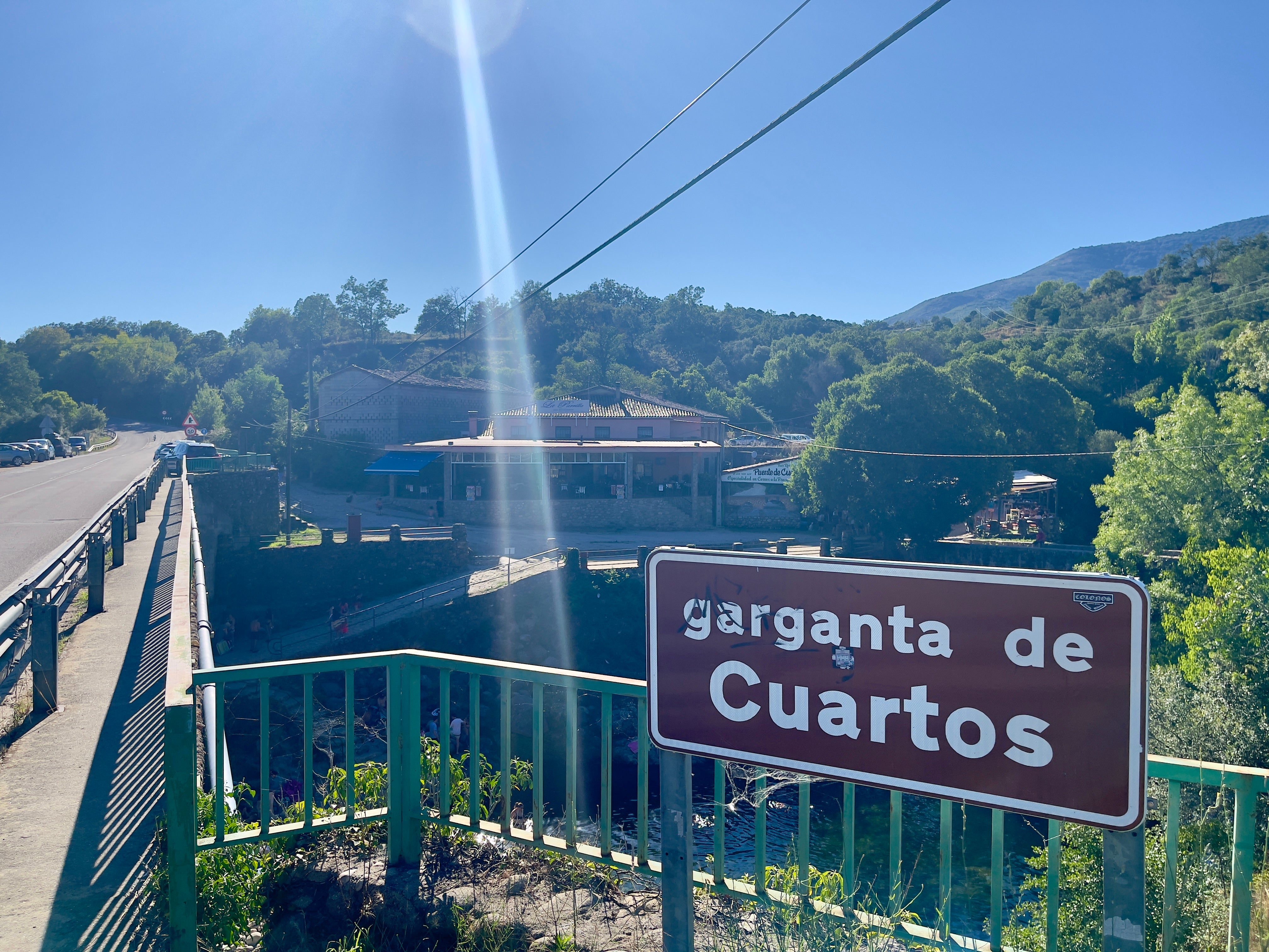 En la carretera principal. Cartel de garganta de Cuartos. A. A.