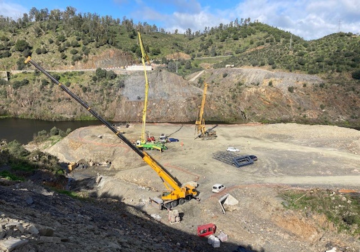 Obras del puente de Alcántara, una de las grandes inversiones de la Junta que siguen en ejecución.