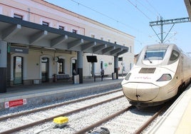 Imagen de archivo de un tren Alvia detenido en Mérida.