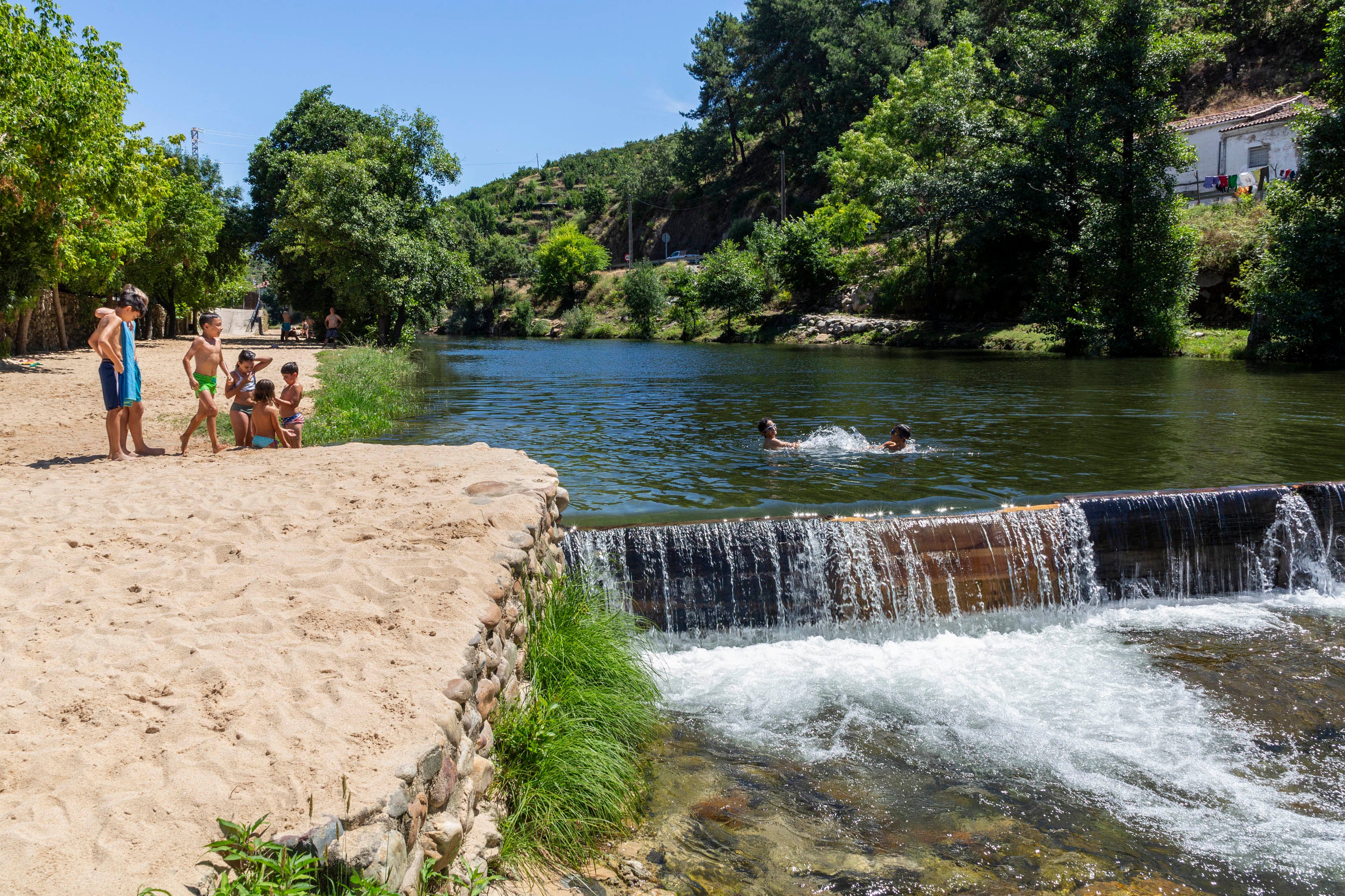 Niños se divierten en la piscina, junto a la cascada. Andy Solé.