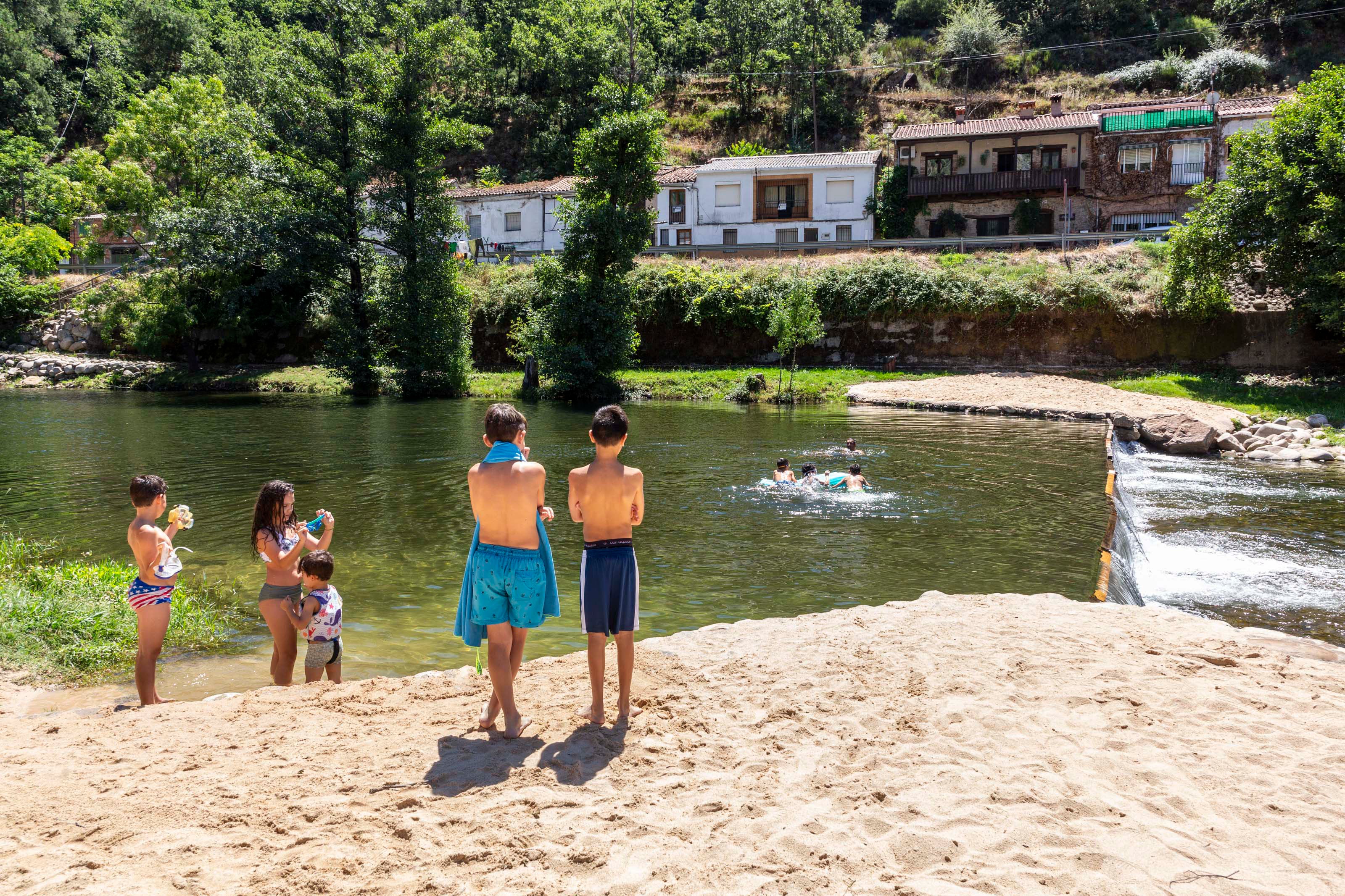 Casas junto a la piscina. Andy Solé.