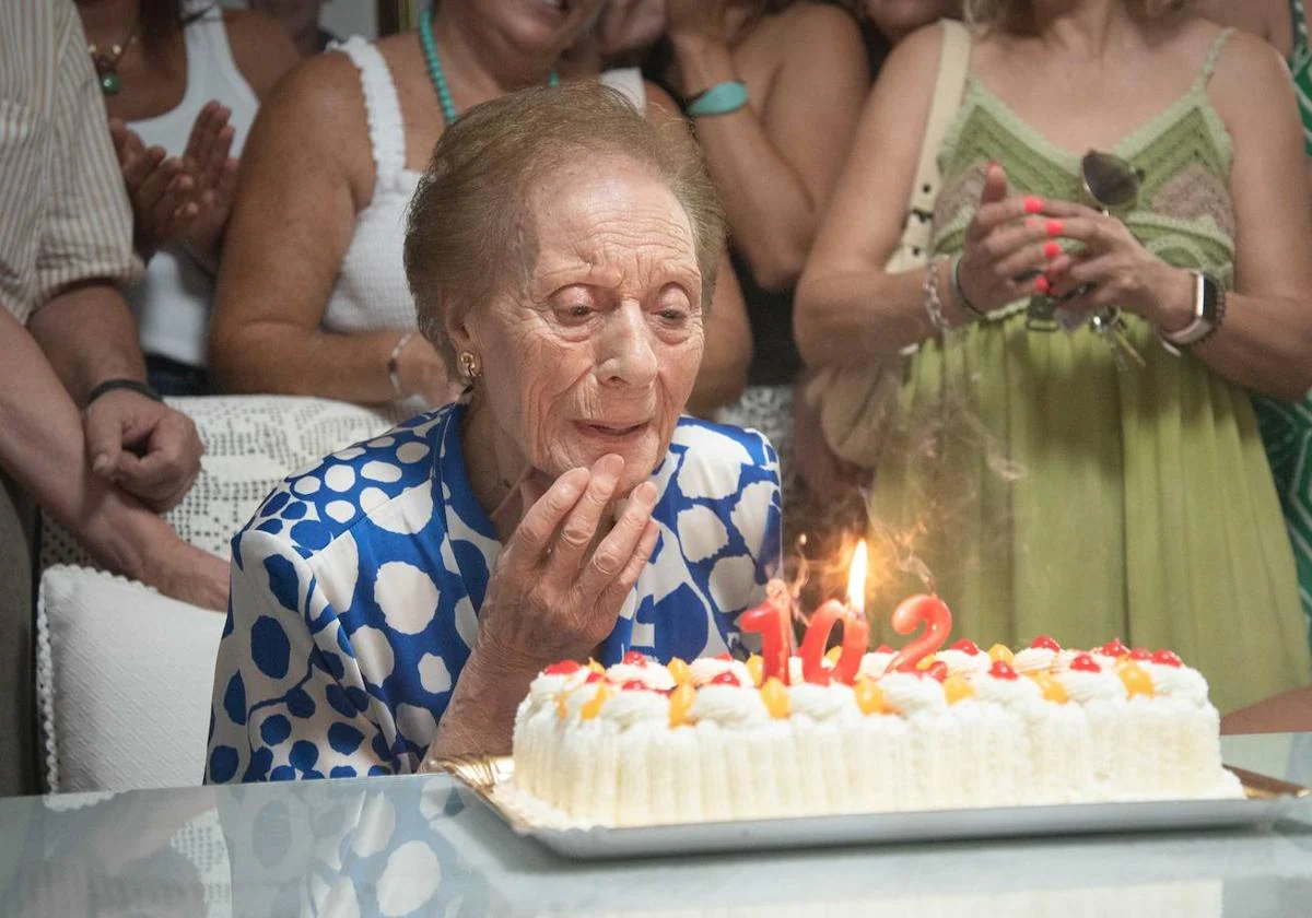 María Gijón Vadillo sopla emocionada las velas.