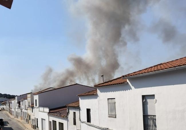 Columna de humo visible desde la población de Puebla del Maestre.