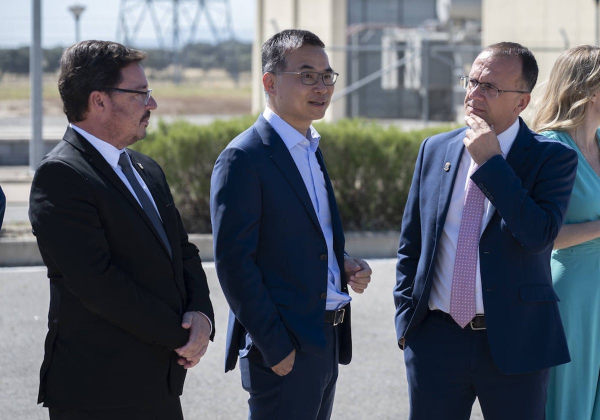 Lai Zhang, de AESC, y Enrique Hueso, alcalde de Navalmoral, conversan ante la mirada de Guillermo Santamaría.