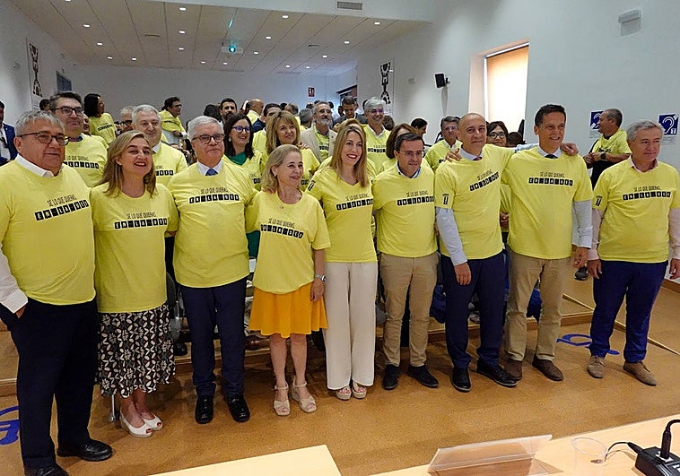 La presidenta de la Junta posó en Badajoz con una camiseta de apoyo a la UEx.