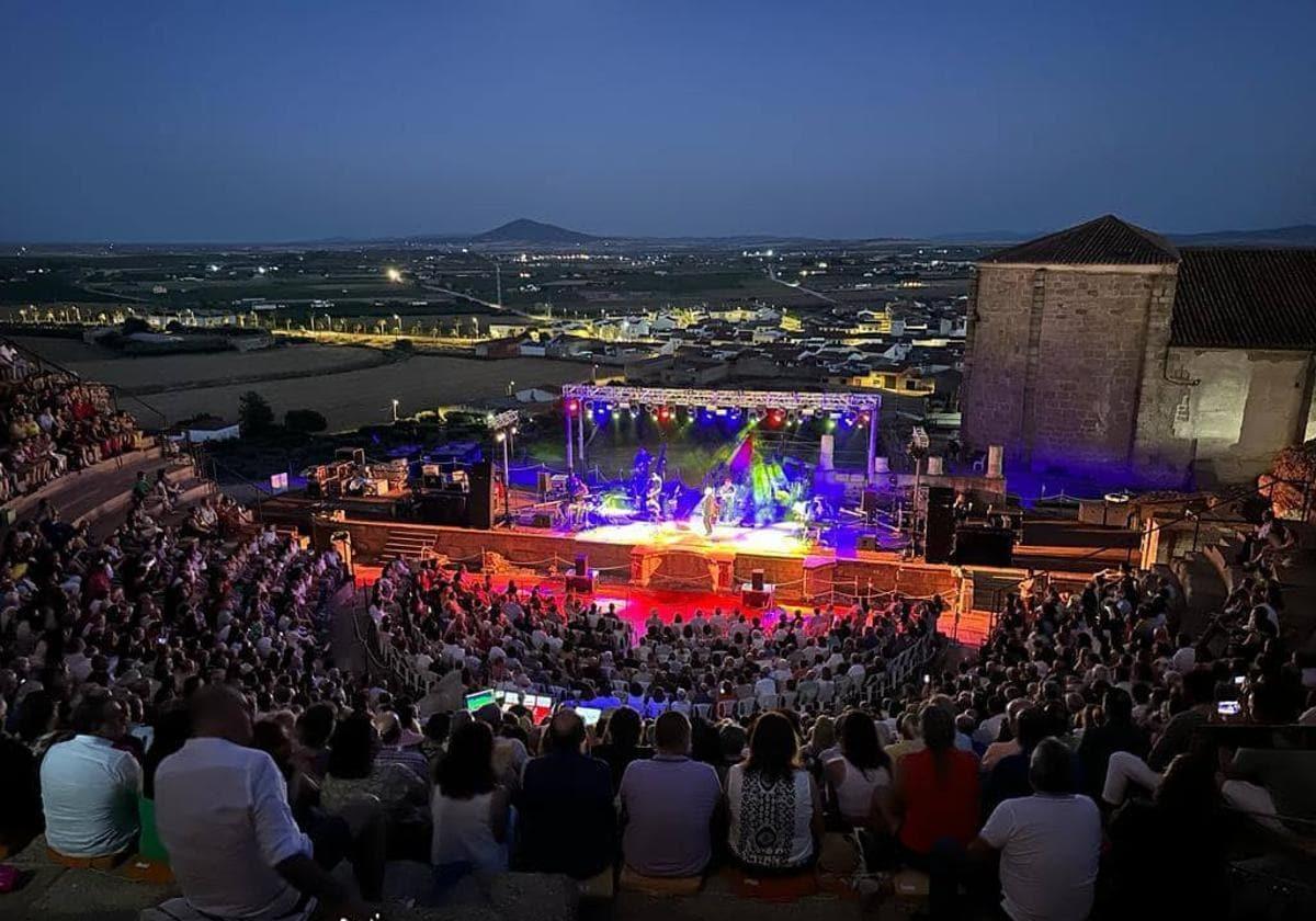 Público en el concierto que ofreció Víctor Manuel en el Teatro Romano de Medelín en 2023.