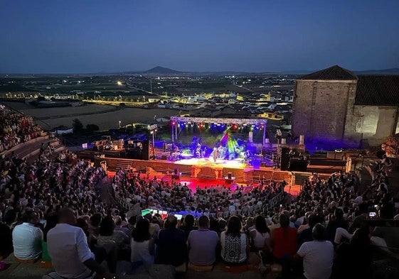 Público en el concierto que ofreció Víctor Manuel en el Teatro Romano de Medelín en 2023.