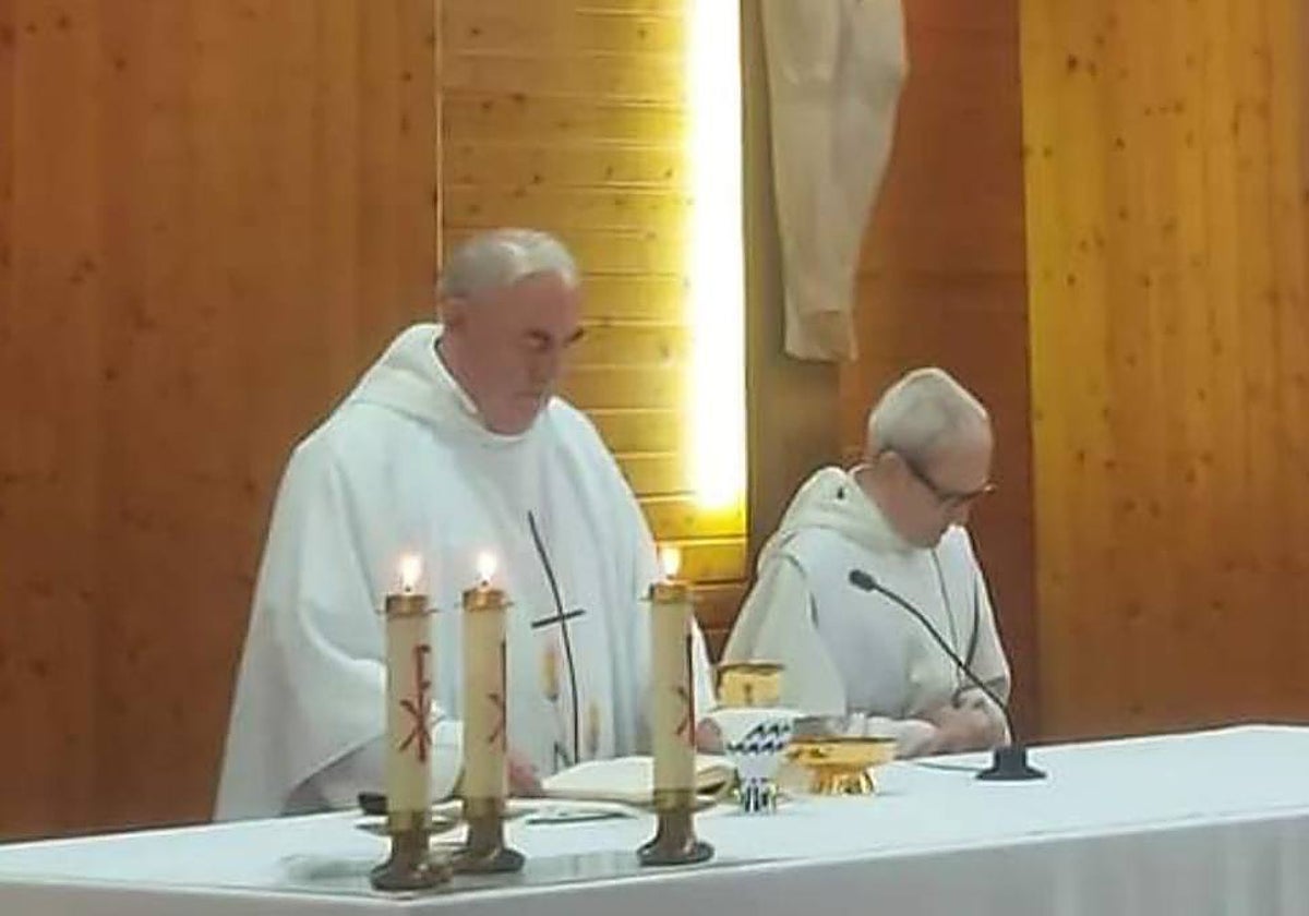 A la izquierda Julio Saavedra, párroco del templo San Juan Macías de Cáceres.