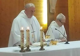 A la izquierda Julio Saavedra, párroco del templo San Juan Macías de Cáceres.