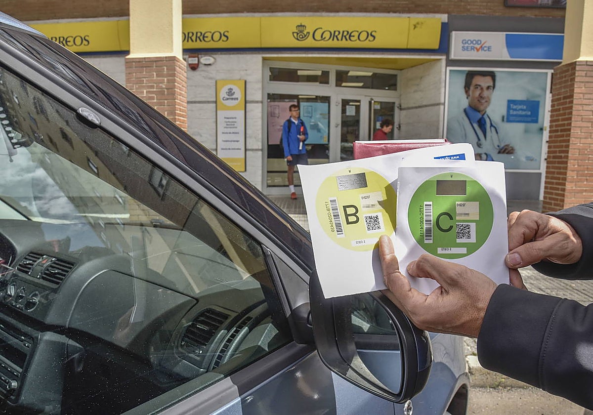 Los distintivos B y C que no podrán entrar en el Casco Antiguo.