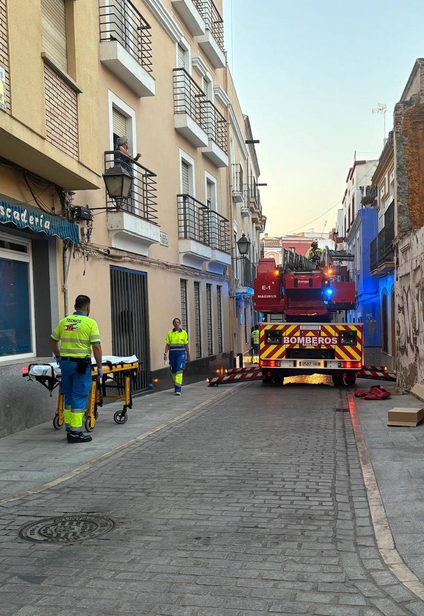 Así ha sido la evacuación de un hombre de una vivienda en el Casco Antiguo de Badajoz