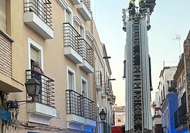 Así ha sido la evacuación de un hombre de una vivienda en el Casco Antiguo de Badajoz