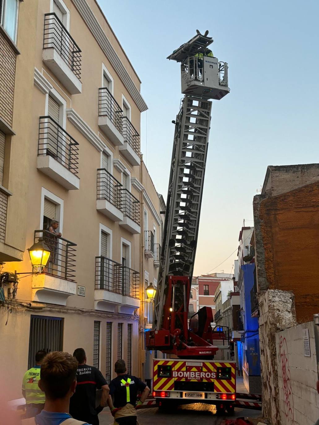 Así ha sido la evacuación de un hombre de una vivienda en el Casco Antiguo de Badajoz