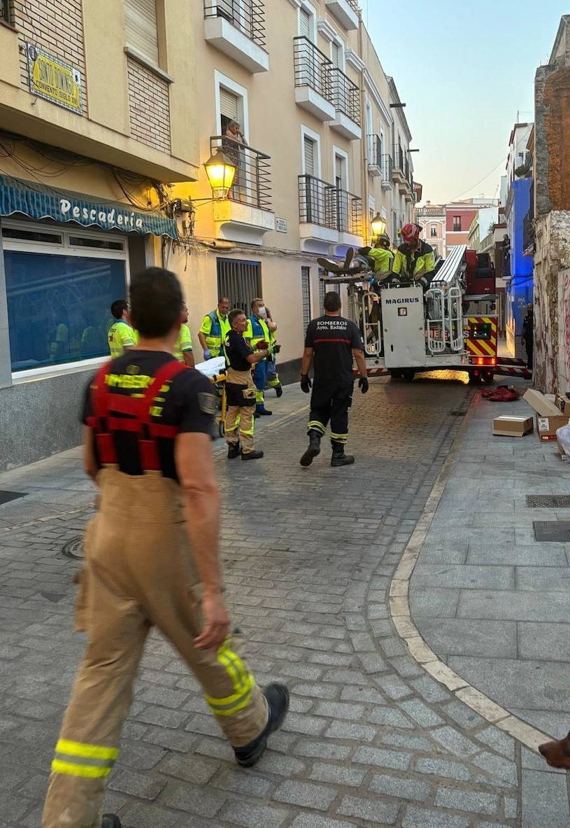 Así ha sido la evacuación de un hombre de una vivienda en el Casco Antiguo de Badajoz