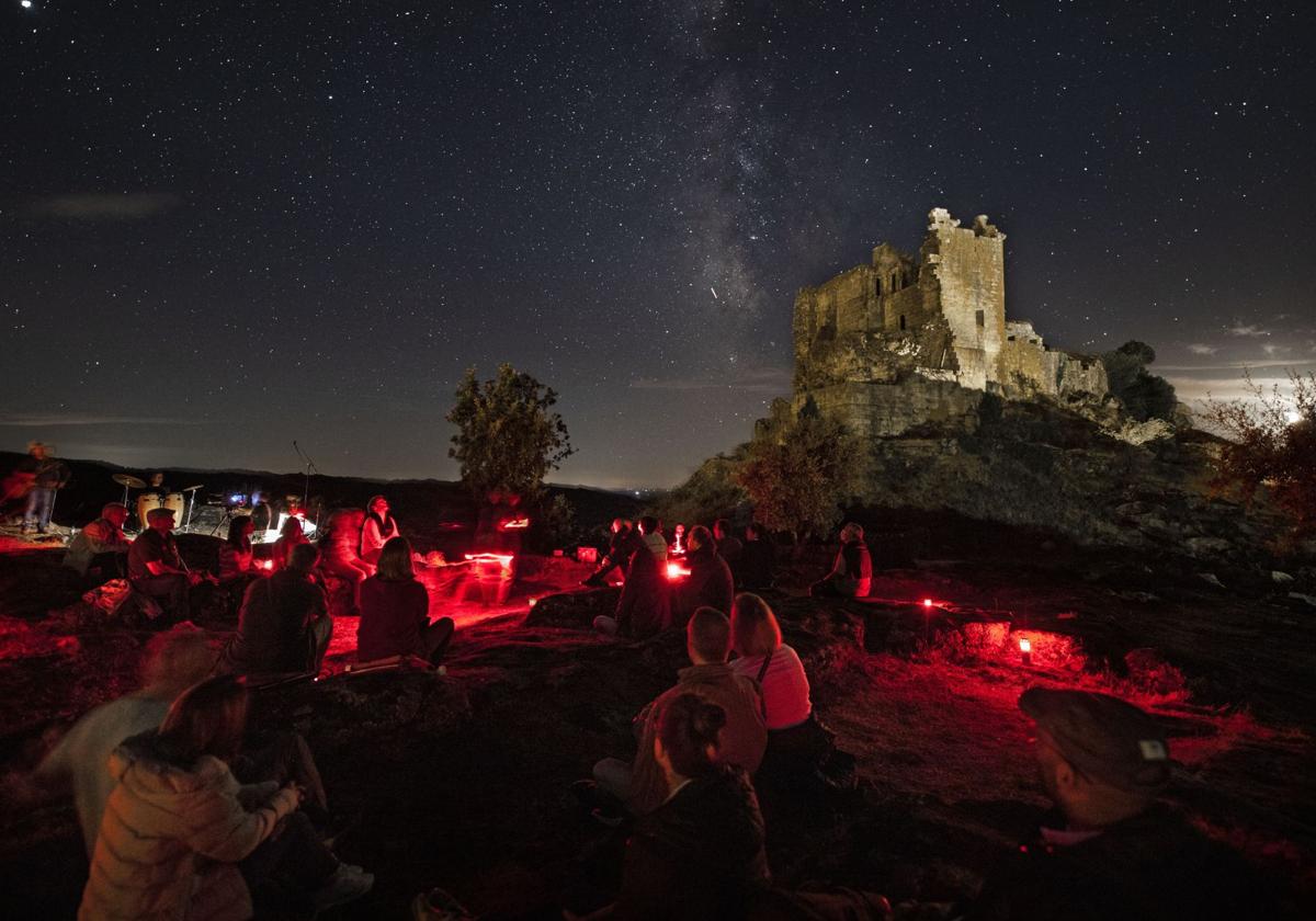 Castillo de Trevejo bajo el cielo estrellado.