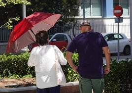 Dos personas se resguardan del calor en Extremadura.