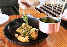 Ensalada de coliflor, queso de Serpa y avellanas en Herdade de Esporão, recomendado por En Salsa y Boa Cama Boa Mesa y estrella Michelin.