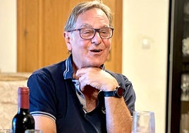 Antonio Garzón, ante un sorbete de vino tinto.