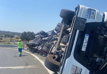 Aparatoso accidente de un camión tras volcar en la Ex-A1, cerca de Navalmoral