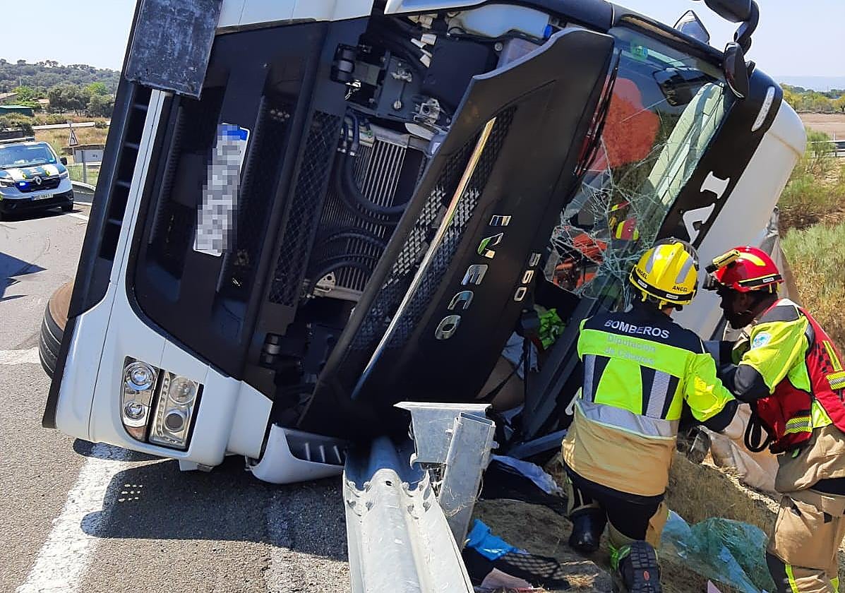 Fotos | Así ha quedado el camión tras volcar cerca de Navalmoral