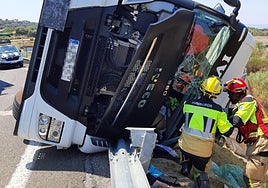 Fotos | Así ha quedado el camión tras volcar cerca de Navalmoral