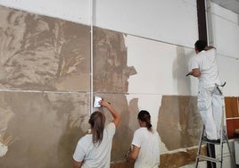 Alumnos en la escuela profesional que se está desarrollando en Vivares de pintura decorativa.