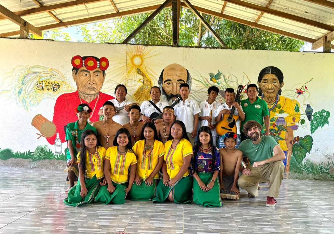 El actor Santi Senso con comunidades indígenas en Colombia.