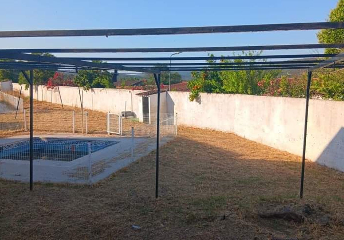 Piscina infantil y su entorno en junio pasado, cuando el Ayuntamiento de Táliga quitó hierbas en el recinto de la piscina municipal.