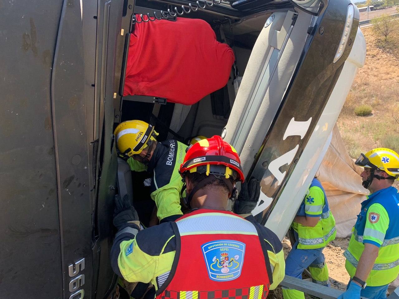 Fotos | Así ha quedado el camión tras volcar cerca de Navalmoral