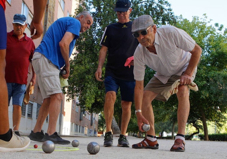 Los jugadores, en plena partida en la plaza de Suecia de los Fratres, en Cáceres, este sábado.