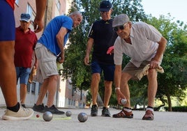 Los jugadores, en plena partida en la plaza de Suecia de los Fratres, en Cáceres, este sábado.