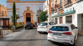Varios coches aparcados en la acera a primera hora de la mañana.