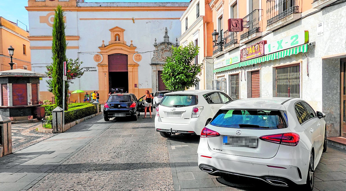 Varios coches aparcados en la acera a primera hora de la mañana.