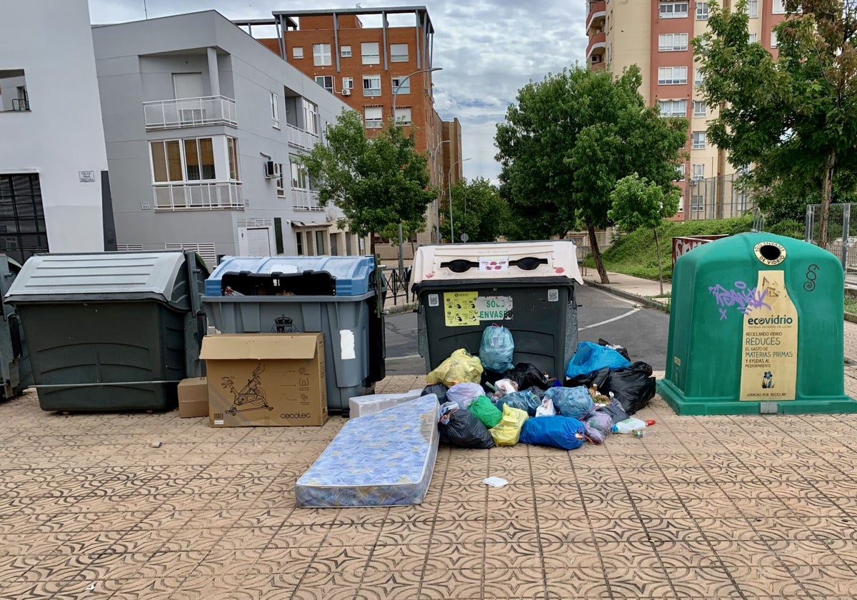 ontenedores y llenos y basura por el suelo entre los Fratres y el Perú.