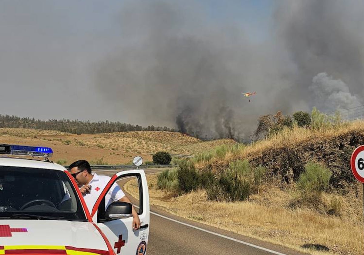 Un helicóptero sobrevuela el incendio originado en Ribera del Fresno para arrojar agua sobre uno de los frentes, el viernes pasado.